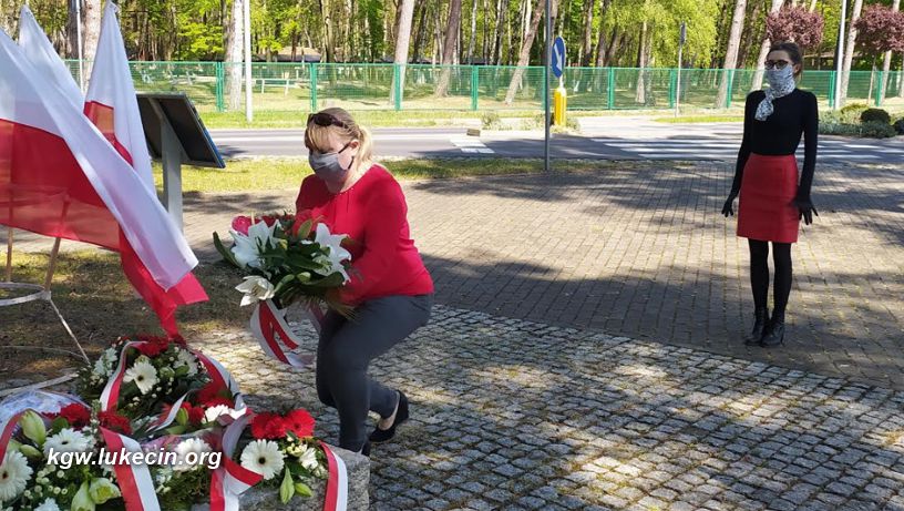 Panie z KGW Łukęcin złożyły kwiaty pod pomnikiem