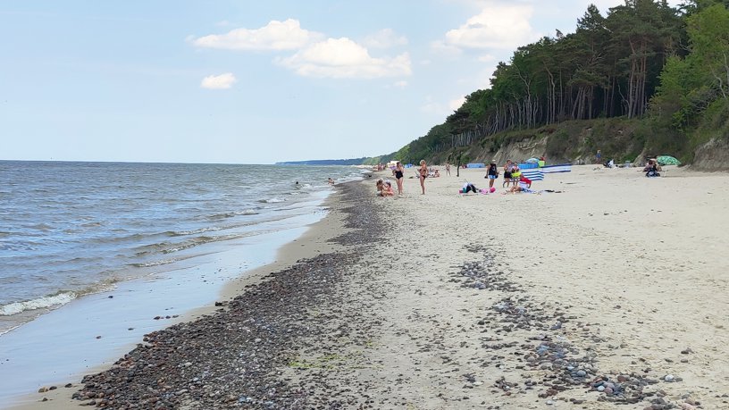 Nielegalne pozyskiwanie kruszywa na plaży w Łukęcinie